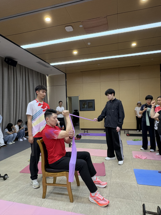 陈振起副教授示范弹力带肩内旋动作
